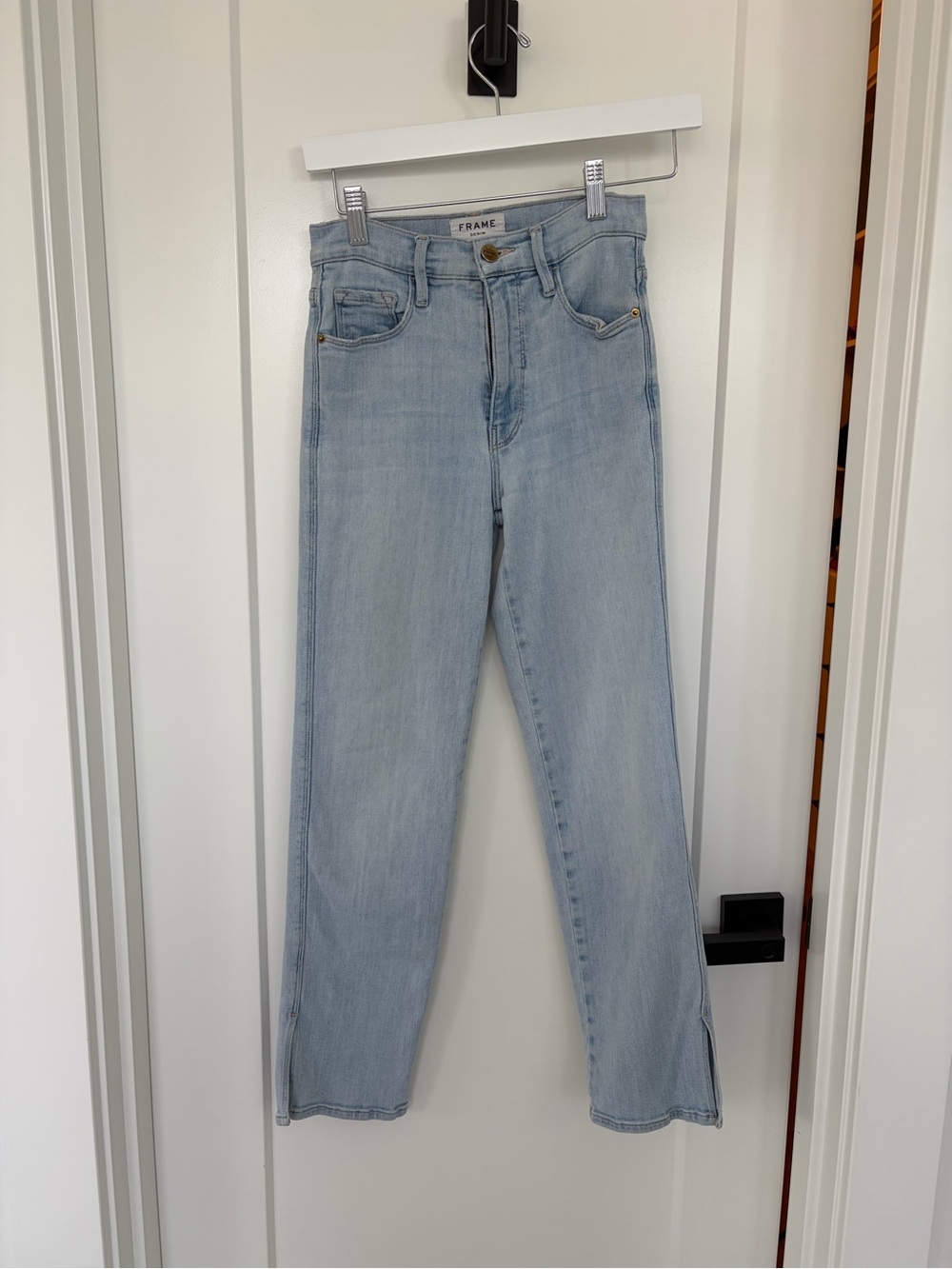 Frame Le Sylvie Crop Denim Straight Leg Jeans in Pale Blue Wash